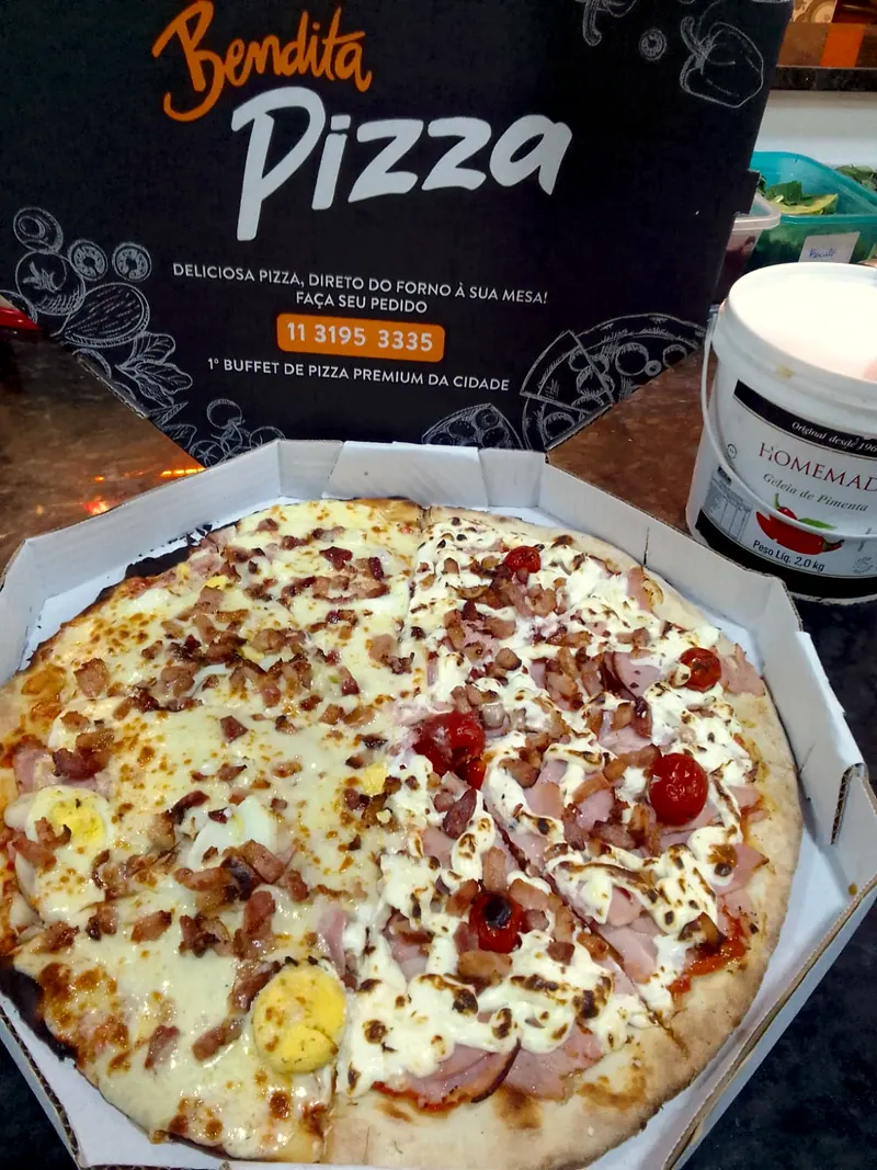 Pizza meio a meio com presunto, bacon, tomate-cereja e ovo, na caixa da Bendita Pizza